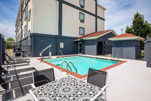 Days Inn by Wyndham Baton Rouge I-10 image 1