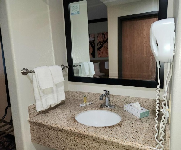 Days Inn by Wyndham Baton Rouge I-10 image 32